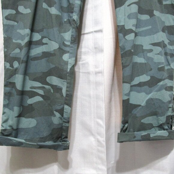 Democracy Women’s Flex-Ellent Camo Crop Pants Size 12 - Picture 2 of 10